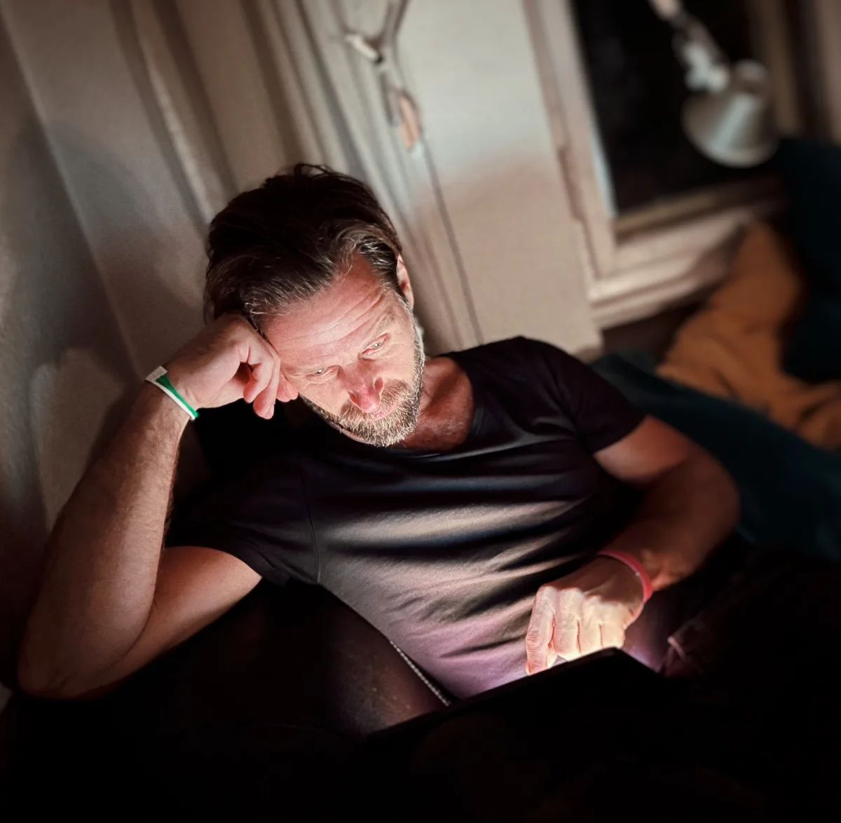Kai mit iPad auf dem Sofa